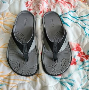 Youth Columbia flip flops sz 1